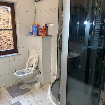 Lovely 2 Bedroom Center *